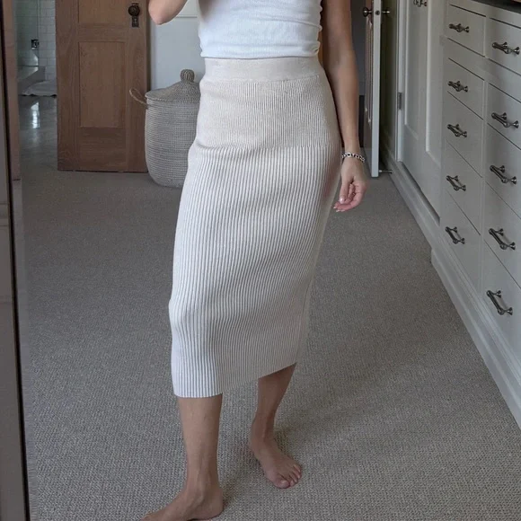 Elegant Cream Ribbed Knit Skirt - Picture 1 of 3